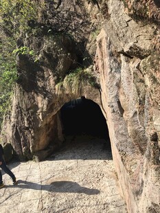 山间神秘洞穴入口