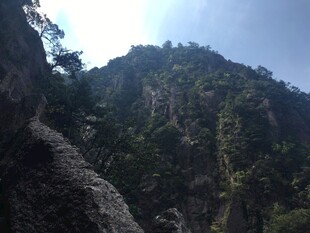 巍峨山峦间的自然景致