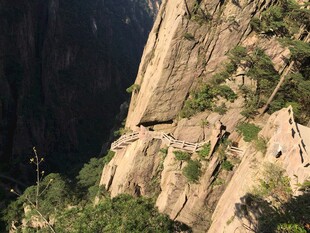 悬崖峭壁上的惊险徒步