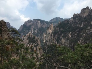 壮丽山景 绿意点缀