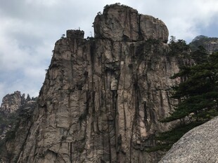 巍峨壮观的险峻山峰