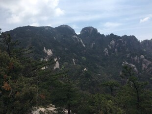 壮丽山景 绿意盎然的峰峦