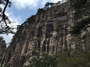 陡峭嶙峋的壮丽山壁