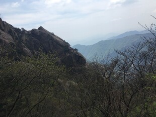 山峦叠翠间的自然景致