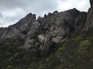巍峨嶙峋的壮观山峰