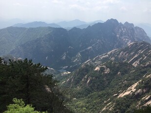 山峦叠翠的壮美自然景观