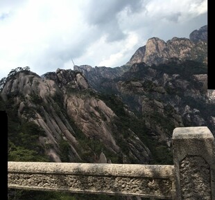 巍峨群山云雾缭绕之景