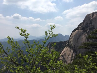 山间葱郁景致 巍峨山峰