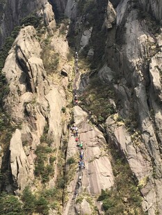 陡峭嶙峋的壮丽山壁