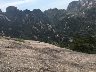 壮丽山景 岩石与青山相依