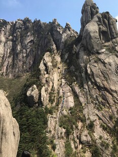 巍峨嶙峋的壮丽山景