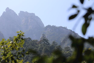 青山葱郁间的巍峨山峰