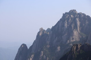 巍峨壮美山峰景观