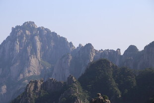 巍峨壮丽的连绵山峰