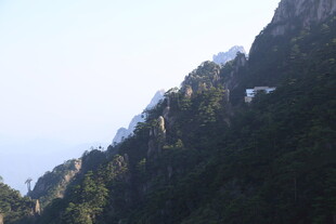 巍峨青山 尽显自然之壮美