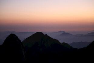 日出时分的山峦美景