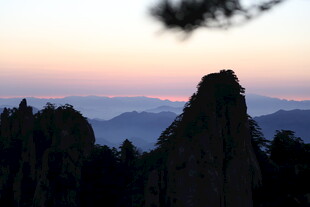 黄山日落奇峰美景