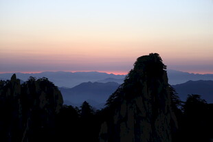 黄昏下的壮丽山峰景观