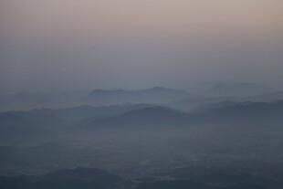 山间晨雾弥漫的朦胧景致
