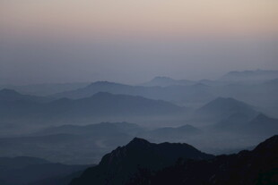 山间暮霭 朦胧壮美之景