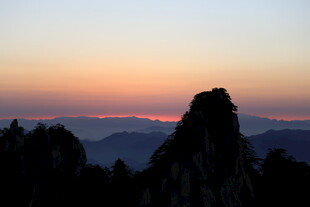 日出时分的壮丽山景