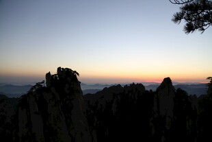 黄山日出时的壮丽山景