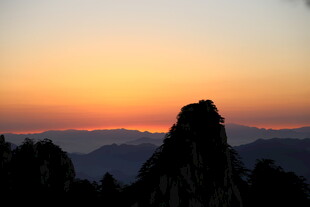 日落时分的壮丽山景