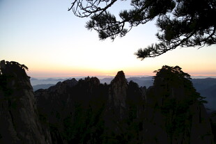 黄山日出时的壮丽山景