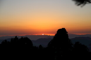 日落时分的山峦美景
