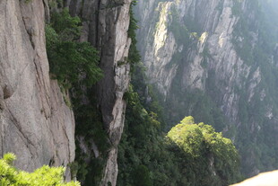 险峻山峦间的绿意
