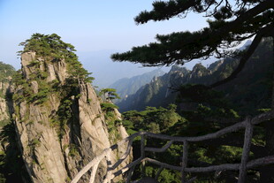黄山奇峰栈道美景