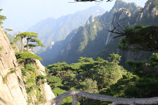 黄山奇峰峻景 栈道蜿蜒