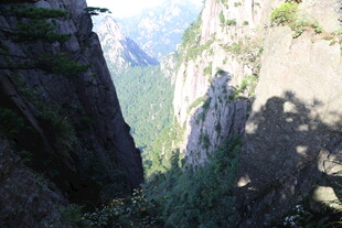 悬崖峭壁间的壮丽峡谷景观