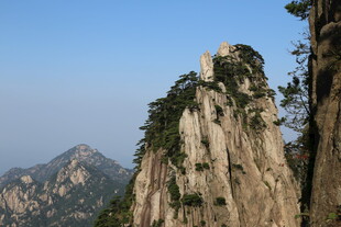 巍峨险峻的壮观山峰