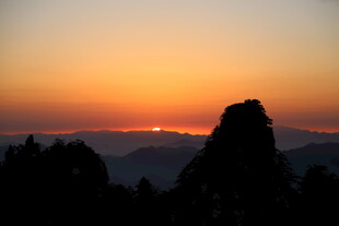 日落时分的山峦剪影