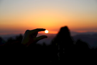 指尖托住夕阳美景