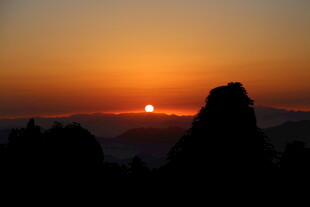 日出时的壮丽山峰景观