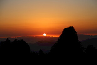 日出时分的山峦剪影