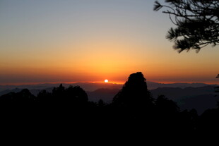 日出时分的山景剪影