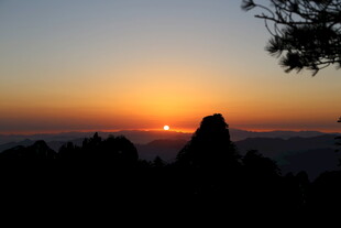 日落时分的山景剪影