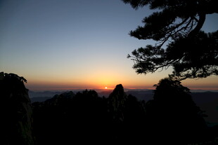 日落时分山林美景