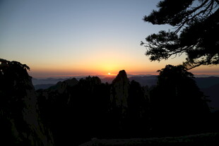 日出时分的山峦剪影