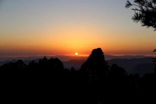 黄山日出时的壮丽剪影