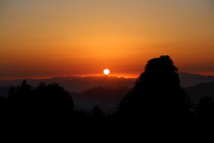日出时分的壮丽山景