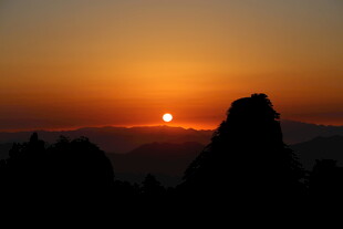 日落时分的壮丽山景