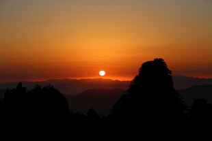 夕阳下的壮丽山峰景观