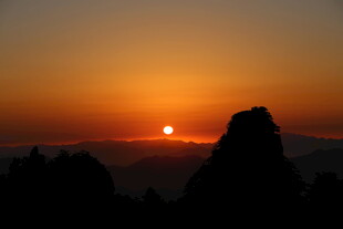 日出时分的壮丽山峰景观