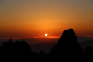 日落时分的壮丽山峰景观