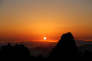 日出时分的壮丽山峰景色