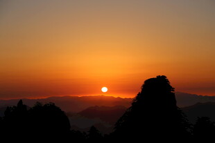 日落时分的山峦剪影